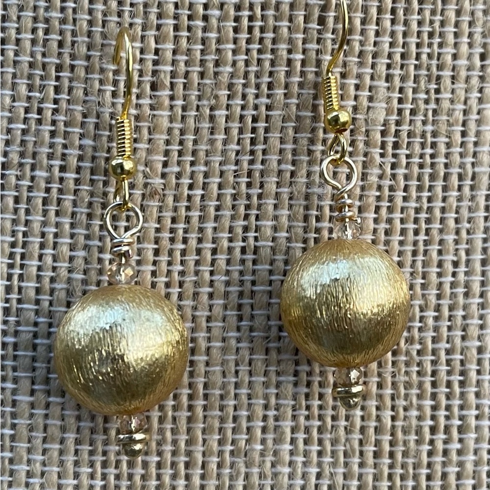 Elegant 18k Gold Plated Drop Earrings. Handmade. All wire Gold Plated. - Picture 4 of 9